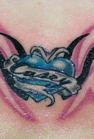 腰部蓝色的心形和图腾纹身图案