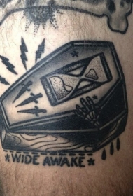 有趣的黑色棺材字母和骨架手纹身图案