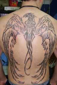 男性背部的部落凤凰纹身图案