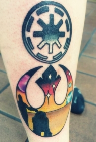 小腿简单的黑色徽章与彩绘风景纹身图案