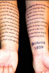 小臂大面积的黑色英文字母纹身图案