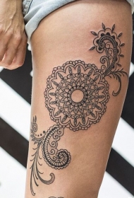 腿部黑色线条部落风梵花纹身图案