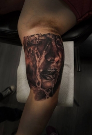 大臂可怕的黑灰风格女人脸纹身图案