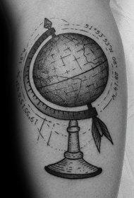 手臂灰色插画风格的地球仪纹身