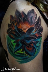 大臂装饰风格彩色的莲花纹身图案