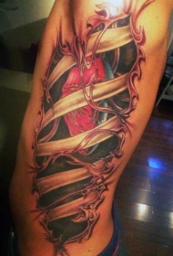 腰侧彩色划破皮肤与骨骼心脏纹身