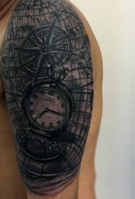 大臂逼真的黑色怀表与航海地图纹身图案