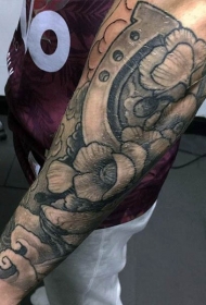 马蹄铁和花朵波浪手臂纹身图案
