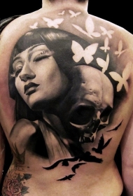 背部写实风格美丽的骷髅和女性纹身图案