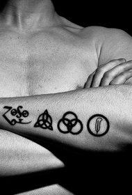 小臂经典黑色部落符号纹身图案