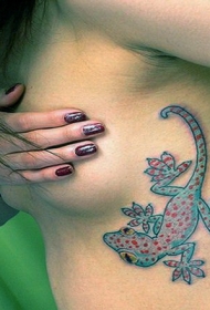 女孩侧肋蓝色蜥蜴纹身图案