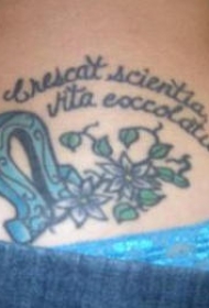 腿部彩色马蹄铁与花纹身图案