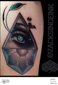 点刺彩色眼睛和三角形树叶纹身图案