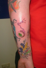 手臂上的绿色眼球纹身图案