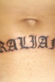 腹部黑白字符纹身图案