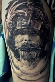 手臂印象深刻的黑灰武士头盔纹身图案