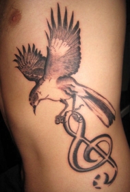 展翅的小鸟和音符纹身图案
