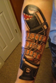 手臂彩色惊人的游戏子弹纹身图案