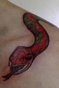 肩部彩色逼真的蛇纹身图片