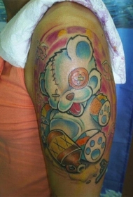大臂破旧的泰迪熊玩偶纹身图案