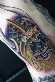 腰侧新的学校风格海盗骷髅头盔纹身