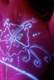 手背美丽的荧光花朵纹身图案