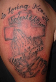 祈祷手和交叉带十字架纹身图案