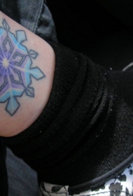 腿部彩色大体积雪花纹身图案