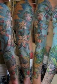 花臂现实主义风格的彩色盛开的树纹身