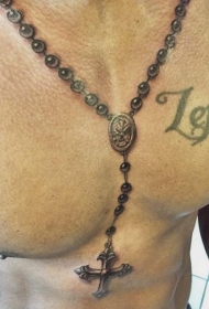 胸部逼真的项链十字架纹身图案