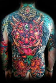背部多彩的恶魔头像和菊花纹身图案