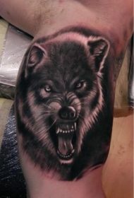 大臂逼真愤怒的狼头像纹身图案