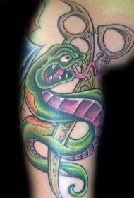 肩部彩色卡通蛇与剪刀纹身图案