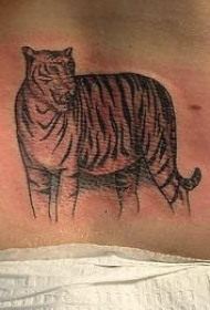 站着老虎黑灰纹身图案