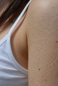 肩部漂亮的白色墨水图腾纹身图案