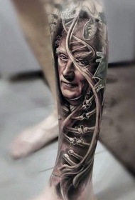腿部非常逼真的彩色老人画像纹身图案