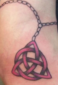 腿部彩色爱尔兰三位一体符号项链纹身