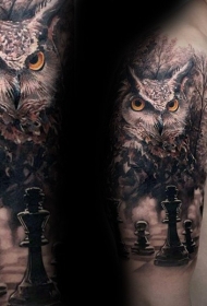 肩部逼真的彩色猫头鹰与棋盘纹身