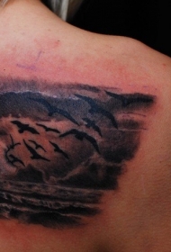 戏剧性的彩色海洋岸边纹身图案