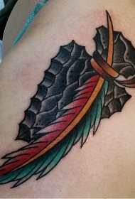 黑色古兵器与多彩羽毛纹身图案