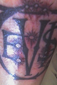 腿部黑色字母纪念纹身图案