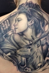 背部逼真的黑灰女子弓箭手与鹿纹身图案