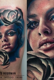 腿部彩色妇女肖像和玫瑰花纹身