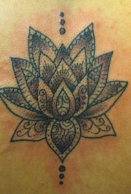 背部经典的黑色部落莲花纹身图案