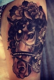 手臂彩色老学校风格黑马头纹身图案