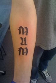 手臂哥特字母妈妈字纹身图案