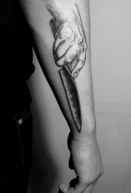 手臂简约用锋利的刀纹身图案