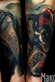 小臂彩色神秘人类与鸟形面具和小丑纹身图案
