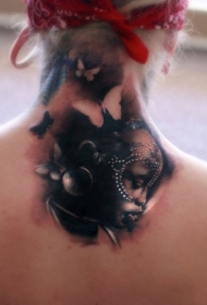 背部彩色的部落妇女肖像和蝴蝶纹身图案