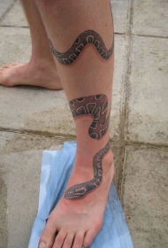 个性的彩绘蛇缠小腿纹身图案